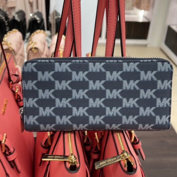 Michael Kors Men’s Women’s Cooper Tech Zip Around Wallet
Navy Multi Unisex
NWT - Picture 8 of 16